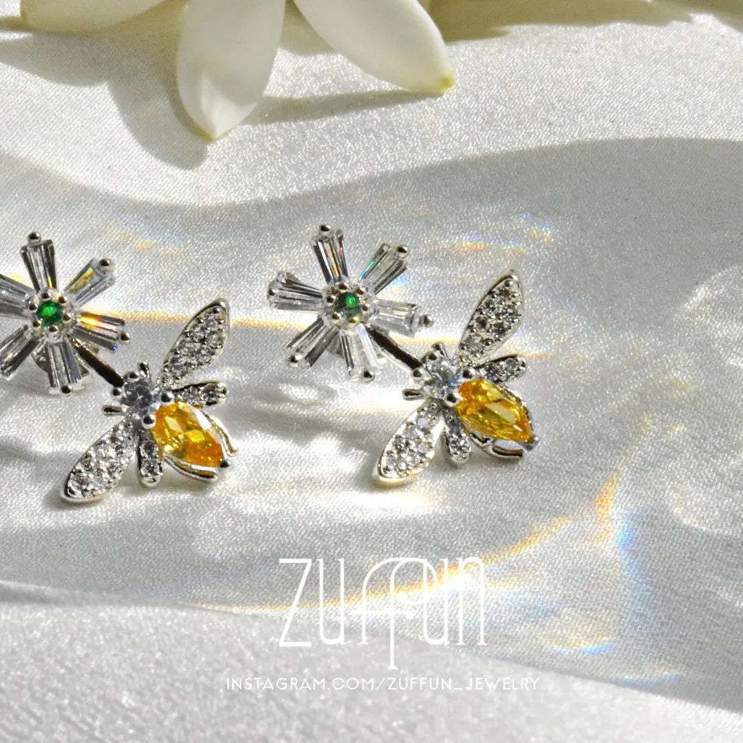 Daisy and the Bee Studs